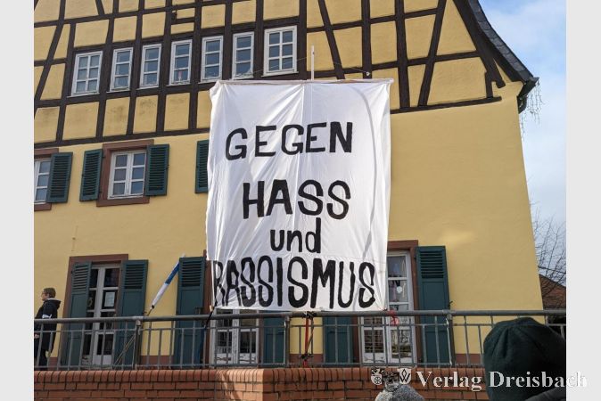 Dieses Banner brachte die Kernbotschaft der Kundgebung klar und deutlich auf den Punkt.