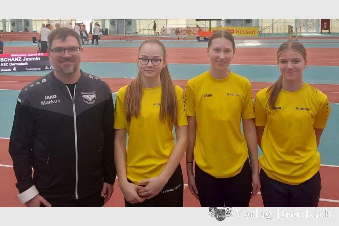 Trainer Markus Roßnagel mit den Leichtathletinnen Johanna Becker, Sophia Raschke und Antonia Roßnagel bei den Hessenmeisterschaften der Altersgruppe U16.