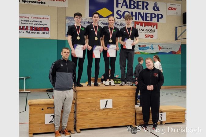 Die Sportlerinnen und Sportler des R.K. Wanderlust Okriftel auf dem Treppchen. V.l.n.r.: Florian Sosic, Leon Sosic, Franka Mayerhofer und Maxime de Boysere haben sich für die Hessenmeisterschaft qualifiziert.