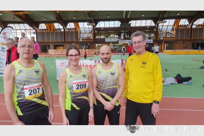 Die erfolgreichen Hattersheimer Teilnehmer der Hessischen Seniorenmeisterschaften (v.l.): Volker Lellek, Katja Popanda, Jannis Papapetrou und Trainer Klaus Herber.
