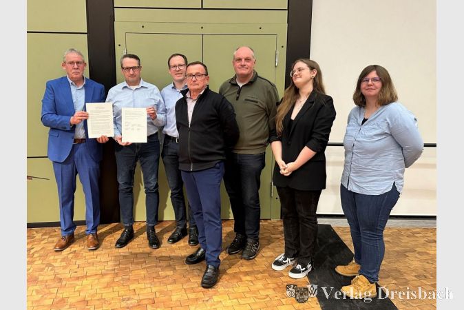 Stadtverordnetenvorsteher Georg Reuter (CDU, links) und die Fraktionsvorsitzenden nach der Unterzeichnung der Resolution gegen Rechtsextremismus. Von rechts nach links: Natalie Ferko (Bündnis 90/Die Grünen), Corinna Abel (Die Partei), Norbert Reichert (FDP), Michael Minnert (CDU), Dr. Marek Meyer (SPD), Oliver Wiendl (Freie Wähler).