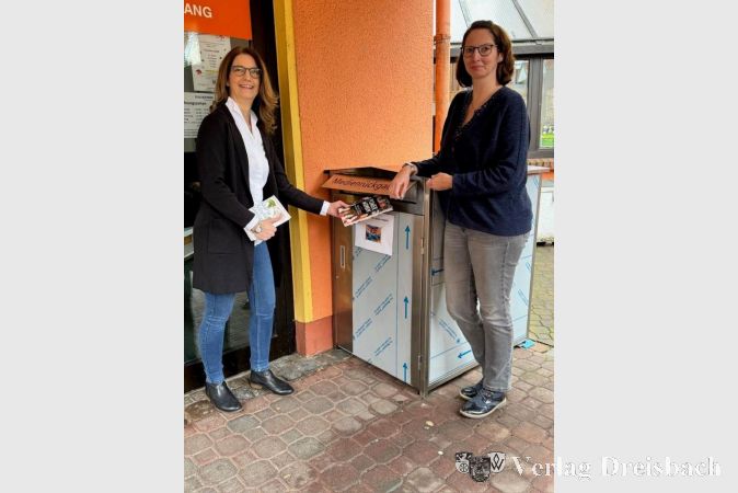 Die Erste Stadträtin Heike Seibert (links) und Bücherei-Leitung Katrin Laier-Nastev vor der neuen Rückgabe-Box.