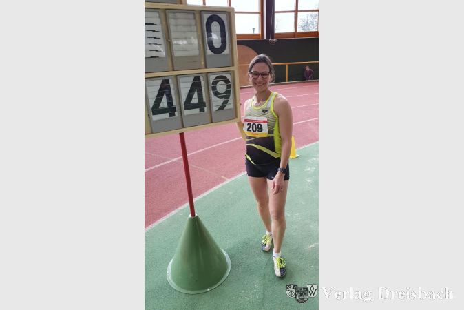 Katja Popanda mit ihrer Rekordweite im Weitsprung der AK W55.