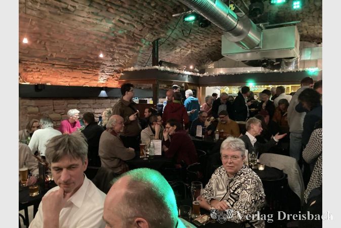 In der Pause labten sich die Zuhörer am Büfett oder vertieften sich in Gespräche.