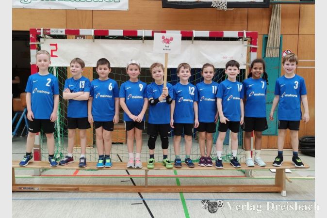 Die F2-Jugend freut sich beim Spielfest in Flörsheim.