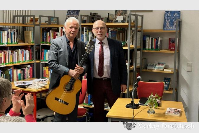Schriftsteller Matthias Alexander Wolf (rechts) und Guido Duclos, der auf seiner Gitarre begleitend einen passenden Flamenco darbot.