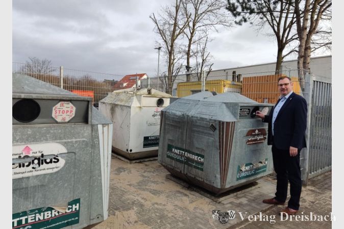 Bürgermeister Christian Seitz vor den neuen Glascontainern an der Abfallsammelstelle.