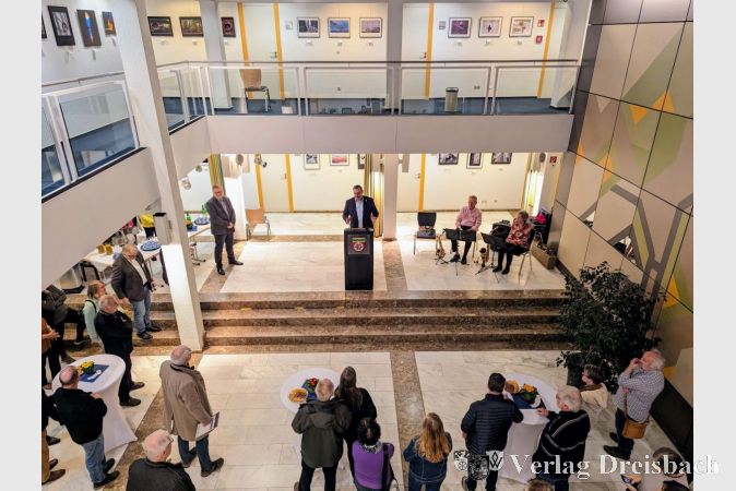 Vernissage am Mittwochabend: Bürgermeister Seitz richtete das Wort ans Publikum. An den Wänden in beiden Etagen des Rat- und Bürgerhauses zu sehen: Die ausgestellten Bilder des FFC.