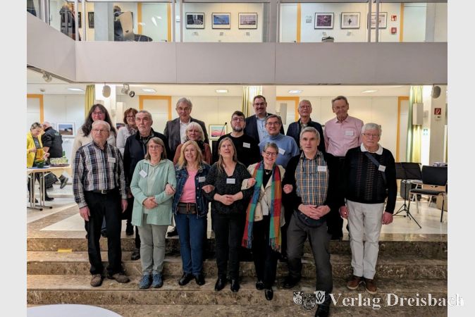 Gruppenbild aller ausstellenden Fotografinnen und Fotografen.