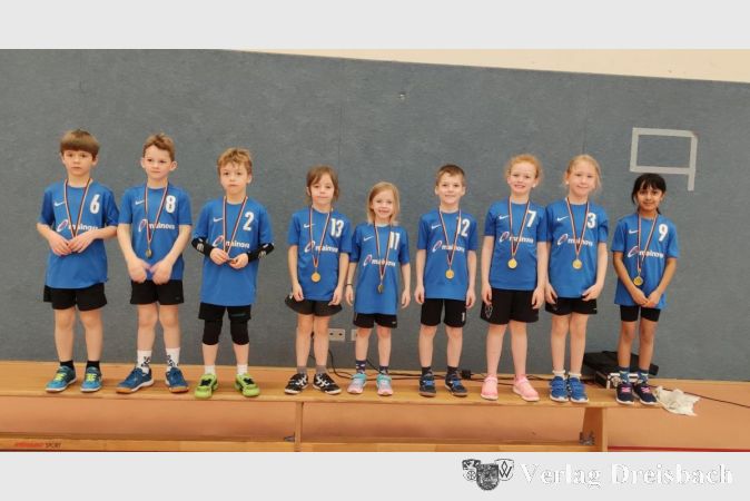 F2-Jugend: Die F2 auf der Bank obenauf beim Spielfest in Sindlingen.