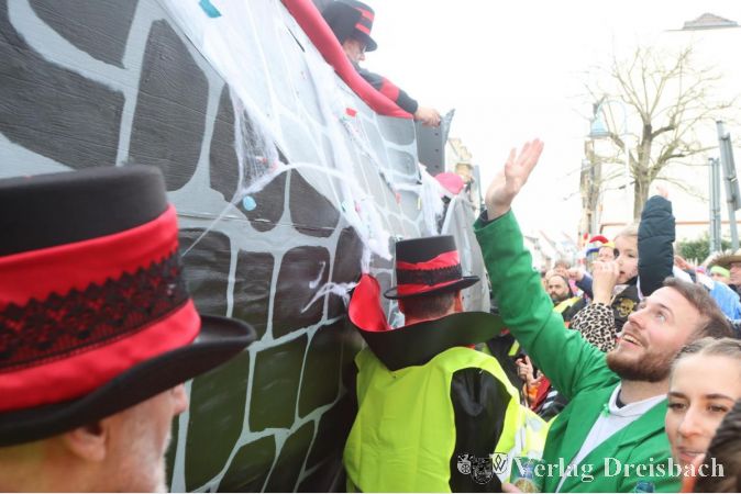 In der Grabenstraße wird es sehr eng, wenn die größeren Wagen sich durch die beidseitigen Zuschauerreihen arbeiten müssen. Hier helfen neben dem Sicherheitsdienst auch Polizeikräfte mit, damit nichts schiefgeht.