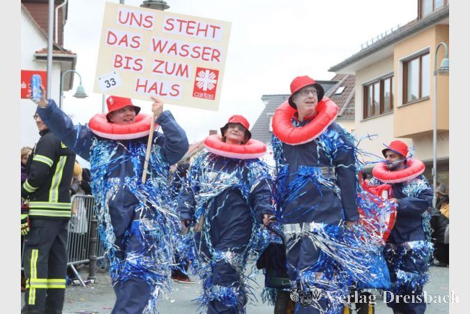 Eine der tagespolitischen Statements bei den Motiven: Die Caritas Sozialstation sandte mit dem Plakat und einer entsprechenden Kostümierung einen Notruf aus.