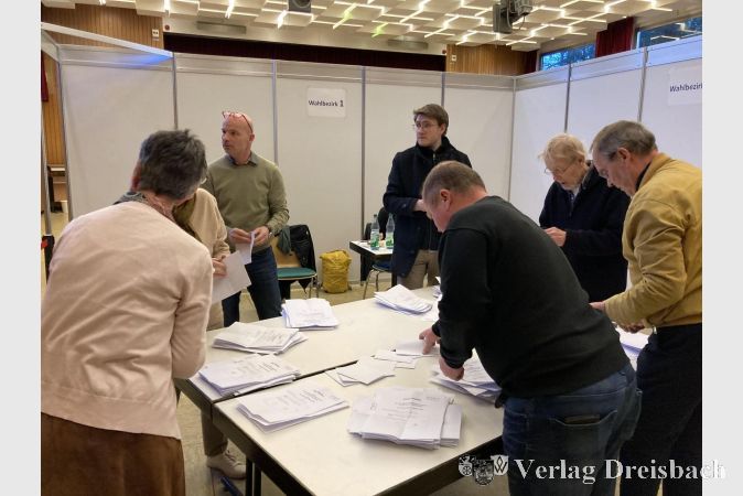 Auszählen der Stimmen im Wahlbezirk 1.