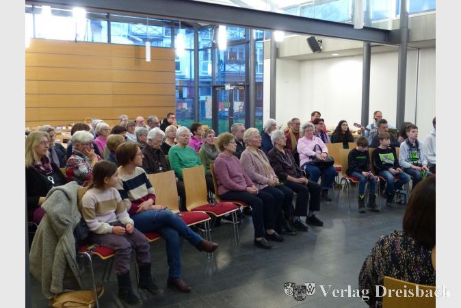 Unter dem Motto „Verbunden durch das Band des Friedens“ wurde im voll besetzten Barbarahaus ein ökumenischen Gottesdienst gefeiert, der vom palästinensischen Weltgebetstagskomitee ausgearbeitet worden war.