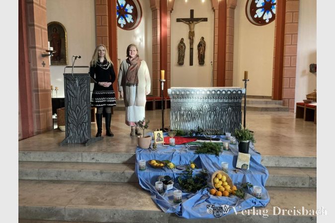 Christine Krempel (links) und Kristel Neitsov-Mauer beim Weltgebetstag in St. Vitus.