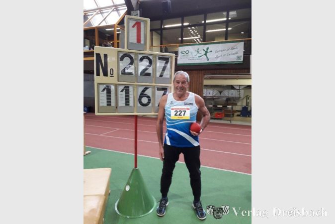 Eckard Kiel mit seinem Leistungsnachweis in Stadtallendorf.