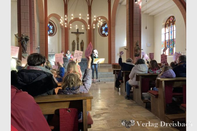 Das Mitmachen funktionierte gut bei allen Zuhörern. Sobald „Kuckuck“ von der Orgel erschallte, gingen alle Programmzettel in die Höhe.