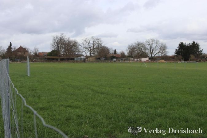 Ein abgetrennter Bereich einer Wiese östlich des neuen Friedhofs wurde nun als Hunde-Auslaufwiese eröffnet. Das umzäunte Areal umfasst 3.000 Quadratmeter, etwa ein halbes Fußballfeld.