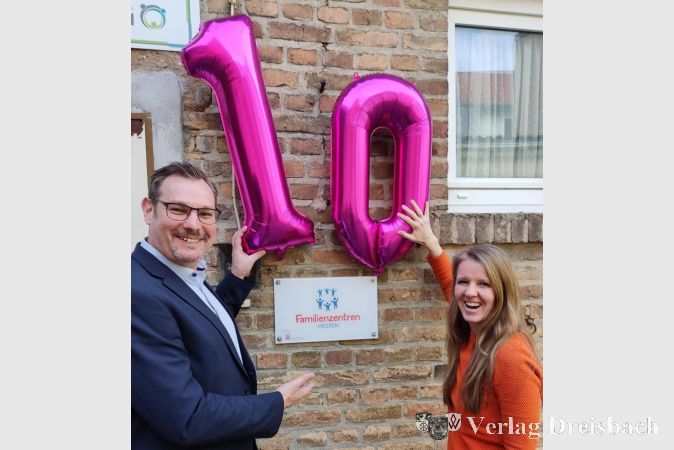Bürgermeister Christian Seitz und Lydia Rauh, Leiterin der mobilen beratung Kriftel, freuen sich über das 10-jährige Jubiläum des Erfolgsmodells "Familienzentrum" in Kriftel.