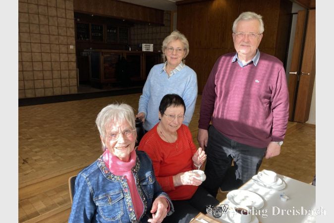 Spiel- und Plaudernachmittag der AWO Kriftel. Von links: Gedächtnistrainerin Gertrud Göpp, Heidi Sand, Christa Monts de Oca (stehend) und Gerhard Mantel.