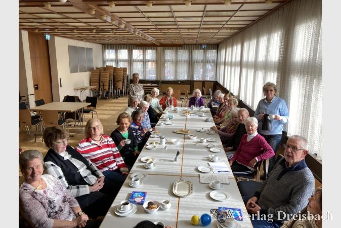 Gemütliche Kaffeerunde. Annemie Keßler (links) und Christa Monts de Oca bewirten die Gäste.