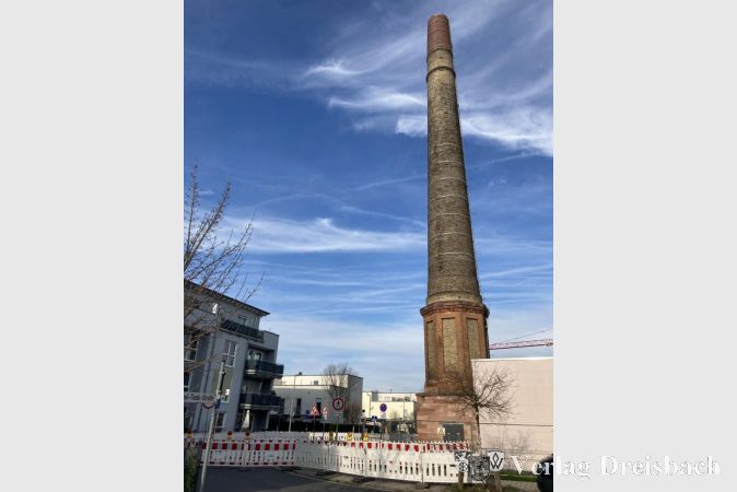 Eingezäunter Sarotti-Schornstein. Maßnahmen zur Sanierung stehen noch nicht fest.