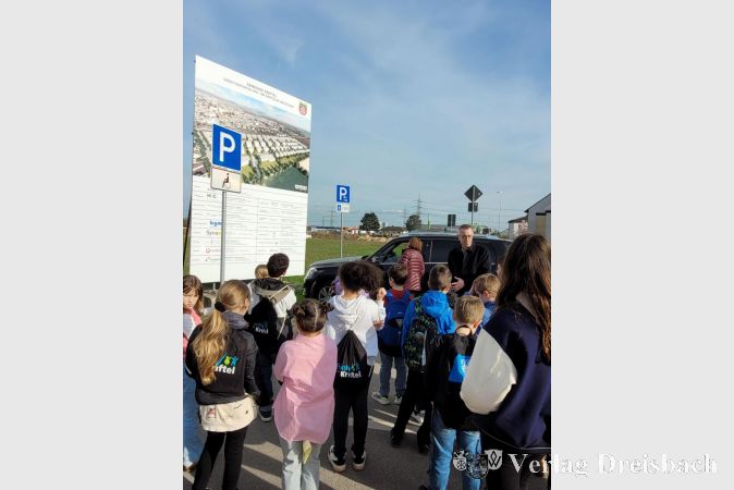 An dem Bauschild des Großprojekts für die Gemeinde, dem "Krifteler Wäldchen" stand der Erste Beigeordnete Franz Jirasek dem Kinderbeirat Rede und Antwort.