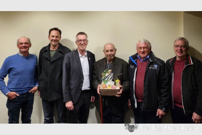 Foto (v. li.): Die Jagdpächter Karl-Heinz Hasenbach und Jürgen Hatz, der Erste Beigeordnete Franz Jirasek, der ausscheidende Jagdpächter Helmut Schulte-Oestrich, Jagdvorsteher Edelbert Hoss und der stellvertretende Jagdvorsteher Herbert Leister. Auf dem Bild fehlt der neue Jagdpächter Ludwig Kappert, der verhindert war.