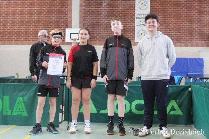 Das Erfolgsteam aus Felix Trinter, Lina Biedenkapp und Luca Feuser mit Coach Jehon Lanz