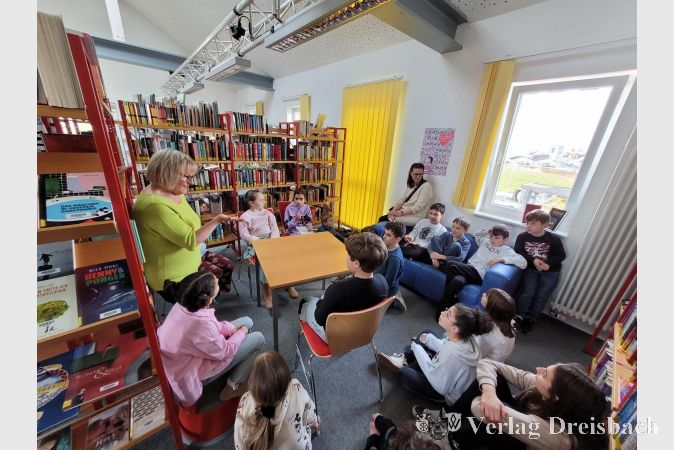 Der Kinderbeirat besuchte auch die Bücherei der Gemeinde. Eva-Maria Momma hatte eine Büchersuch-Quiz vorbereitet, das großen Anklang fand.