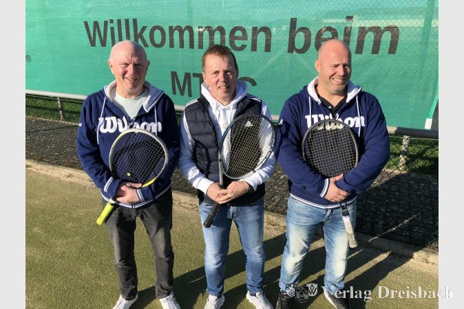 Vorsitzender Markus Enders (Mitte), 2. Vorsitzender Rudi Pirkovic (links) und Sportwart André Heinrich (rechts) wollen den Tennisverein MTHC Eddersheim weiterhin als attraktiven Sportverein in Eddersheim etablieren.