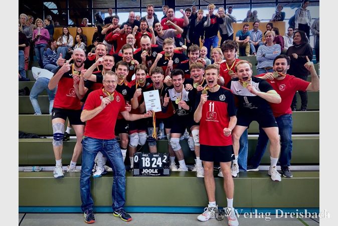 Pure Freude bei Mannschaft und Fans: Kriftel II ist Regionalligameister 2024.