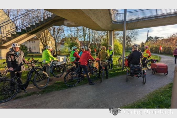 Erholungs- und Diskussionspause im Schatten des "Eisernen Steges".