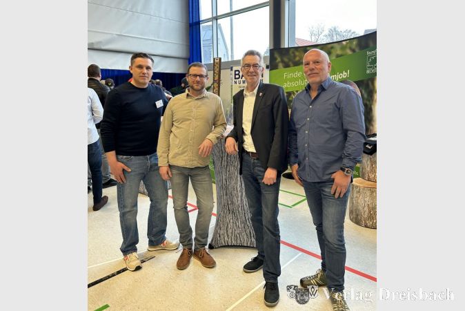 Geschäftsführer und Initiator des Rhein-Main-Baumforums, Frank Bechstein (rechts), hatte den Ersten Beigeordneten Franz Jirasek (2. v. re.) zu einem Grußwort eingeladen. Links Jan Forst, Geschäftsführer der Firma Leitsch, und der zweite Geschäftsführer der Firma Bechstein, André Meier-Hopp.