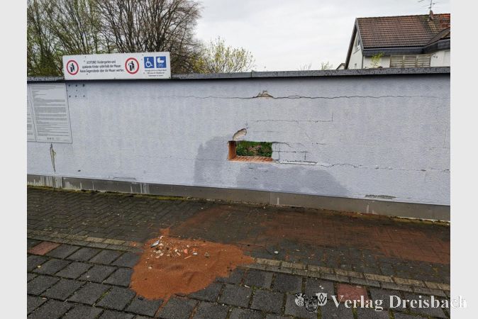 Das Loch in der Parkplatzmauer zwischen Drogerie und Bio-Supermarkt war auch am Mittwoch, 3. April, noch nicht wieder repariert.
