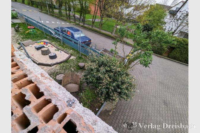 Ein Blick durch das Loch in der Mauer zeigt: Spielende Kinder waren potenziell nicht weit entfernt.