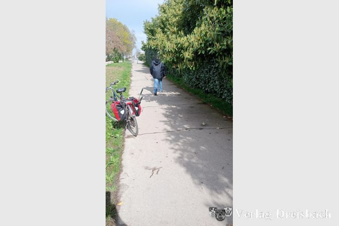Einst ragten mehrere Äste der Hecke in den Weg, die insbesondere in der Dunkelheit eine Gefahr für Radfahrer darstellten.