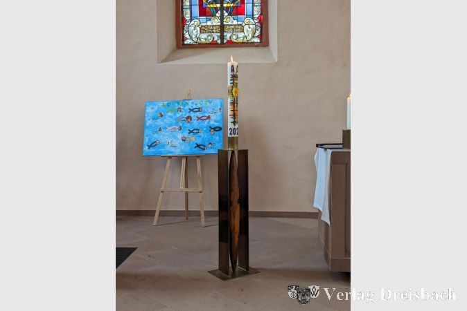 Der Osterkerzenständer besteht ebenfalls aus Eibenholz.