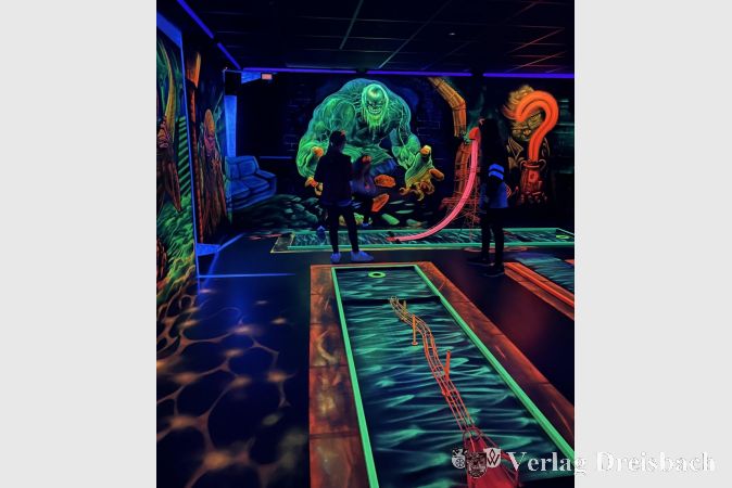 Ausflug zum Schwarzlichtminigolf.