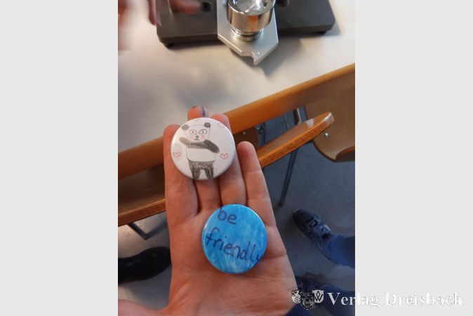 Selbst gebastelte Ansteckerbuttons.