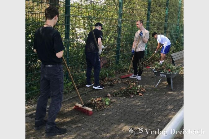 Eifrige Helfer beim Frühjahrsputz auf dem Sportplatz. Zur Belohnung gab es anschließend eine Grillfeier.