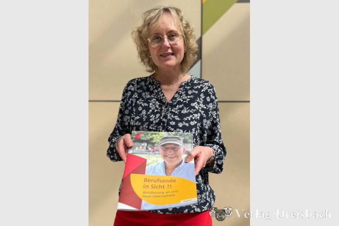Gabriele Kortenbusch mit der Broschüre „Berufsende in Sicht?!“