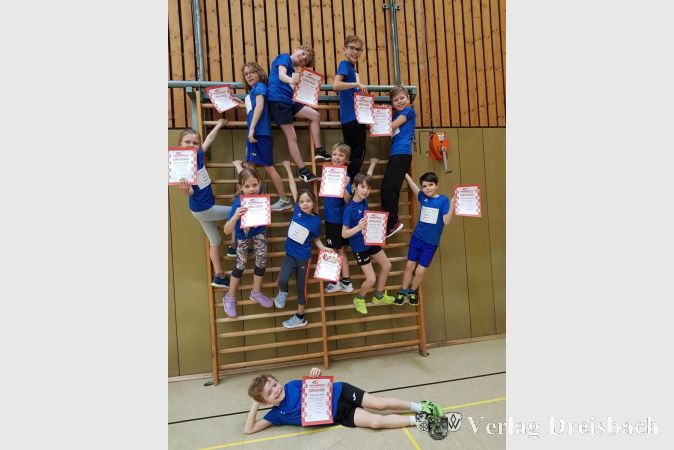 Stolz präsentieren die "Grashüpfer" ihre Urkunden.