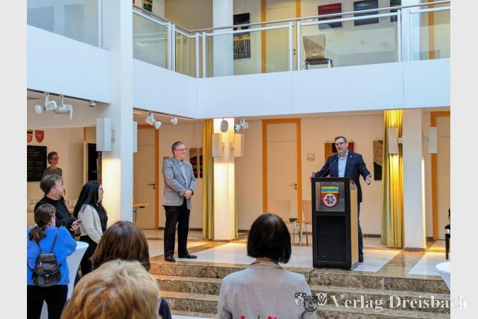 Bürgermeister Christian Seitz (rechts am Mikrophon) und der Vorsitzende des Kulturforums, Dr. Frank Fichert, hießen die Gäste herzlich willkommen und dankten Yvonne Mey für die Ausstellung ihrer Kunstwerke.