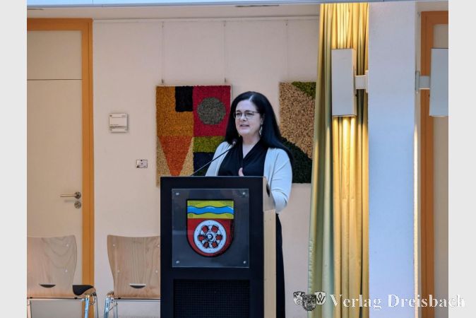 Die Künstlerin Yvonne Mey bei der Vernissage am Mittwochabend im Rat- und Bürgerhaus.