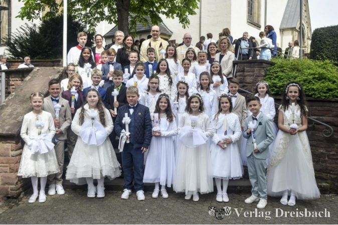 Die erste Gruppe Kommunionkinder empfing am Samstag im Hochamt um 11 Uhr das Sakrament der Erstkommunion.