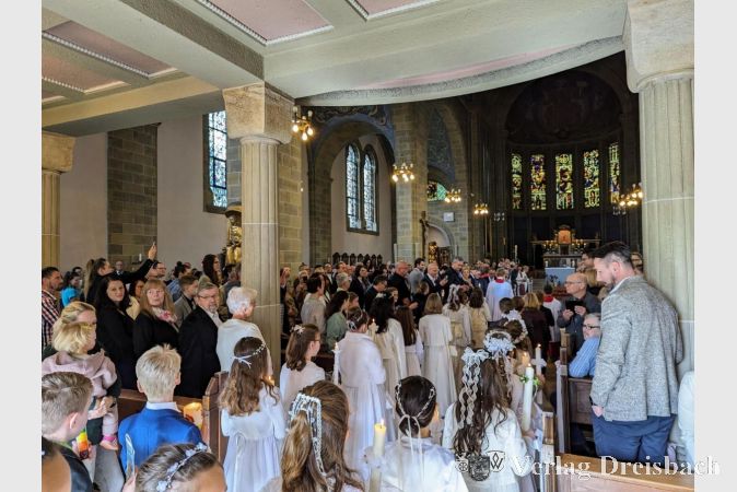 Der Einmarsch der Kommunionkinder in die Kirche St. Martinus.