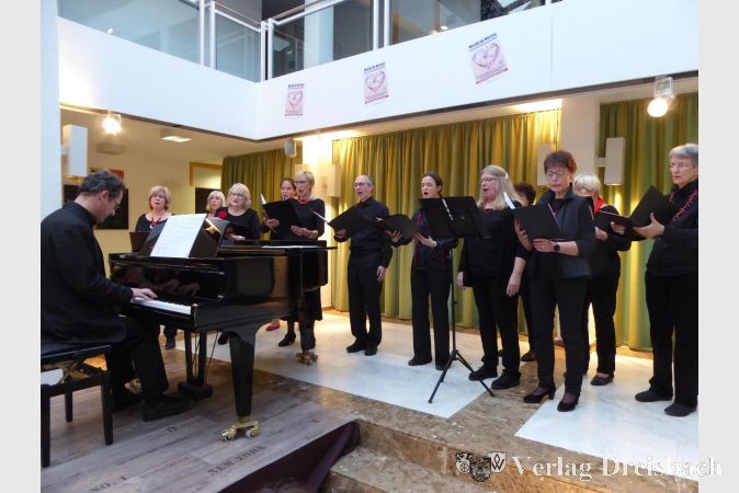 Die Quintessenz beim Jubiläumskonzert „160 Jahre Liederkranz“ am 30. Oktober 2022 im Rat- und Bürgerhaus Kriftel. Am Klavier Konstantin Karklisiyski.
