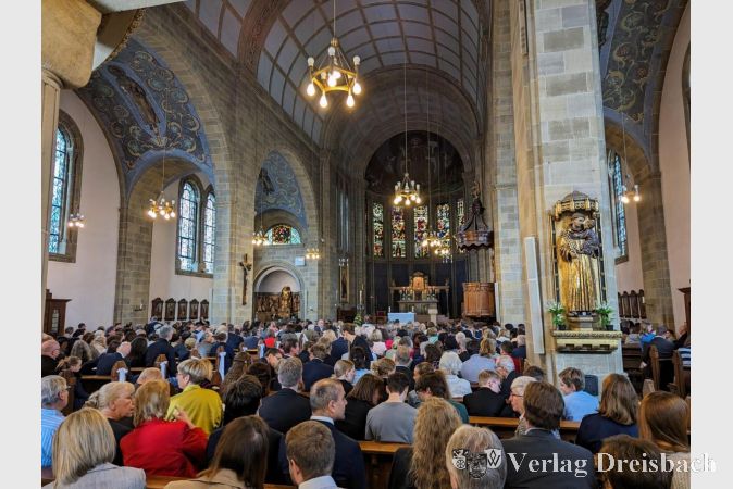 Die katholische Pfarrkirche St. Martinus war zu beiden Uhrzeiten am Samstag bestens gefüllt.