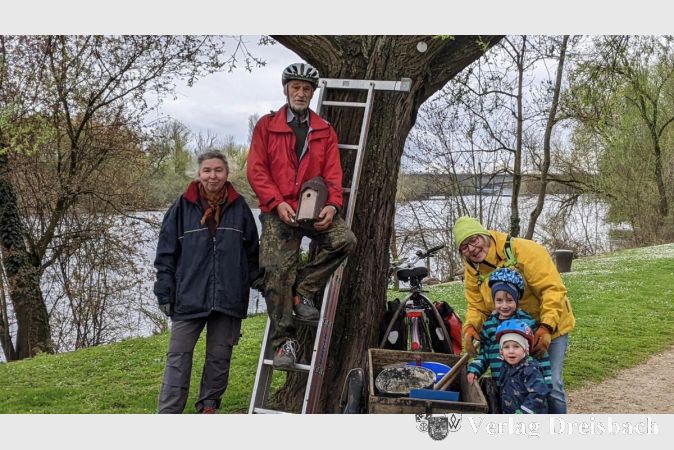 Drei Generationen im Einsatz für eine gute Sache (von links nach rechts): Monika Eddison-Wild, Bernd Zürn (auf der Leiter), Dr. Vera Franssen mit ihren Enkeln Jona und Levi.